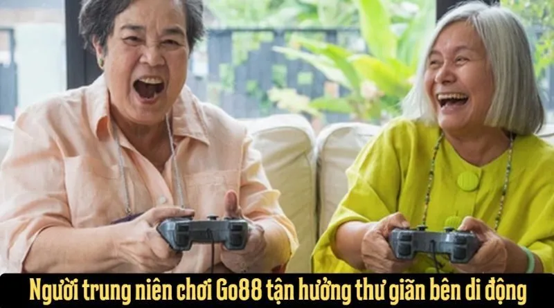 Người trung niên chơi Go88 tận hưởng thư giãn bên di động